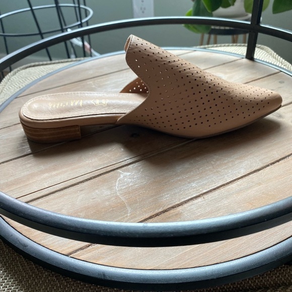 Mi.iM Saffron Beige perforated leather slip on mules flat shoes size 9 - Picture 2 of 8